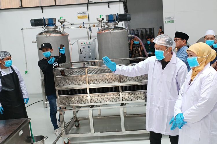 Gubernur Jawa Timur Khofifah Indar Parawansa saat meninjau proses produksi kopu berkarbonasi di Pondok Pesantren Annur 2, Kecamatan Bululawang, Kabupaten Malang, Sabtu (9/12/2023).