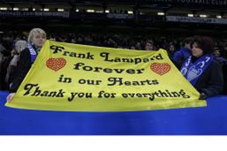 Suporter Chelsea membentangkan spanduk dukungan kepada mantan gelandang mereka, Frank Lampard, yang bermain untuk Manchester City saat kedua tim bertemu di Stamford Bridge pada pentas Premier League, Sabtu (31/1/2015).