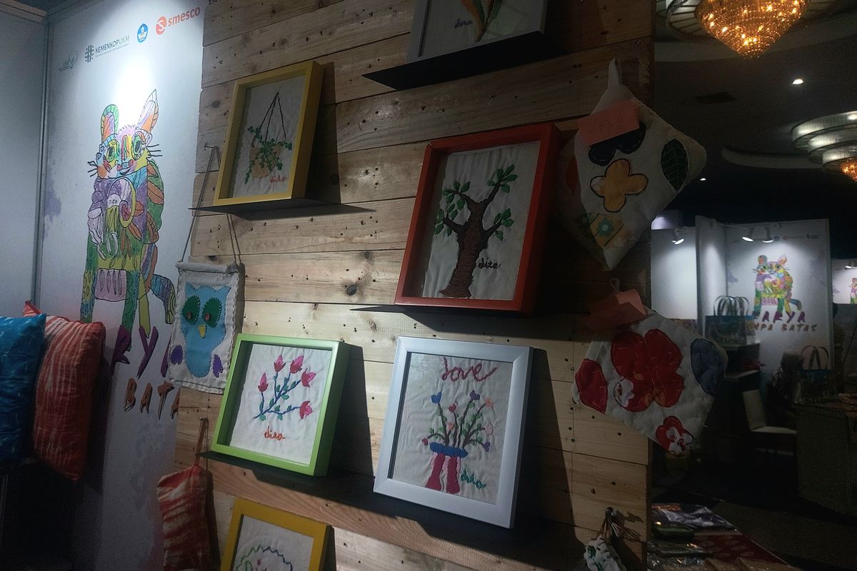 Karya penyandang autisme, Dito dipamerkan dalam acara Karya Tanpa Batas di Gedung Smesco, Jakarta pada Rabu (21/12/2022).