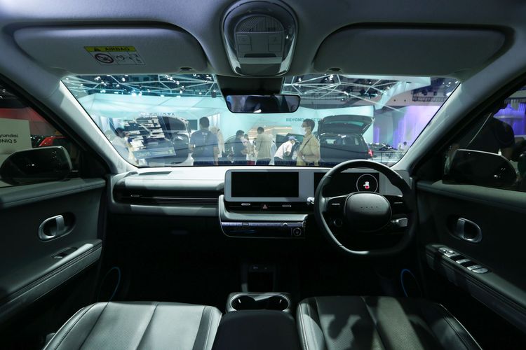Kabin mobil listrik Hyundai Ioniq 5 dipamerkan di ajang Gaikindo Indonesia International Auto Show (GIIAS) 2022 di ICE BSD, Tangerang, Sabtu (13/8/2022).