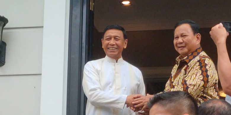 Ketua Dewan Pertimbangan Presiden (Wantimpres) Wiranto berbaju putih bersalaman dengan Menteri Pertahanan sekaligus Ketum Partai Gerindra Prabowo Subianto di kediaman Wiranto, Jalan Bangka, Jakarta Selatan, Selasa (25/4/2023).