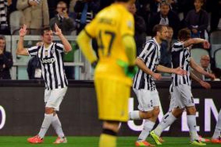 Gelandang Juventus, Simone Padoin (kiri), seusai mencetak gol ke gawang Atalanta pada lanjutan Premier League di Stadion Juventus, Senin atau Selasa (6/5/2014) dini hari WIB. 

