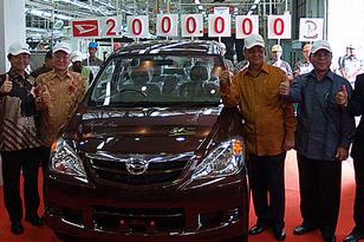 Perayaan produksi Astra Daihatsu Motor yang ke-2 juta dihadiri Memperin S. Hidayat (ketiga dari kanan), Duta Besar Jepang untuk Indonesia, Kojiro Shiojiri (kedua darikiri) petinggi Daihatsu Jepang dan Indonesia 