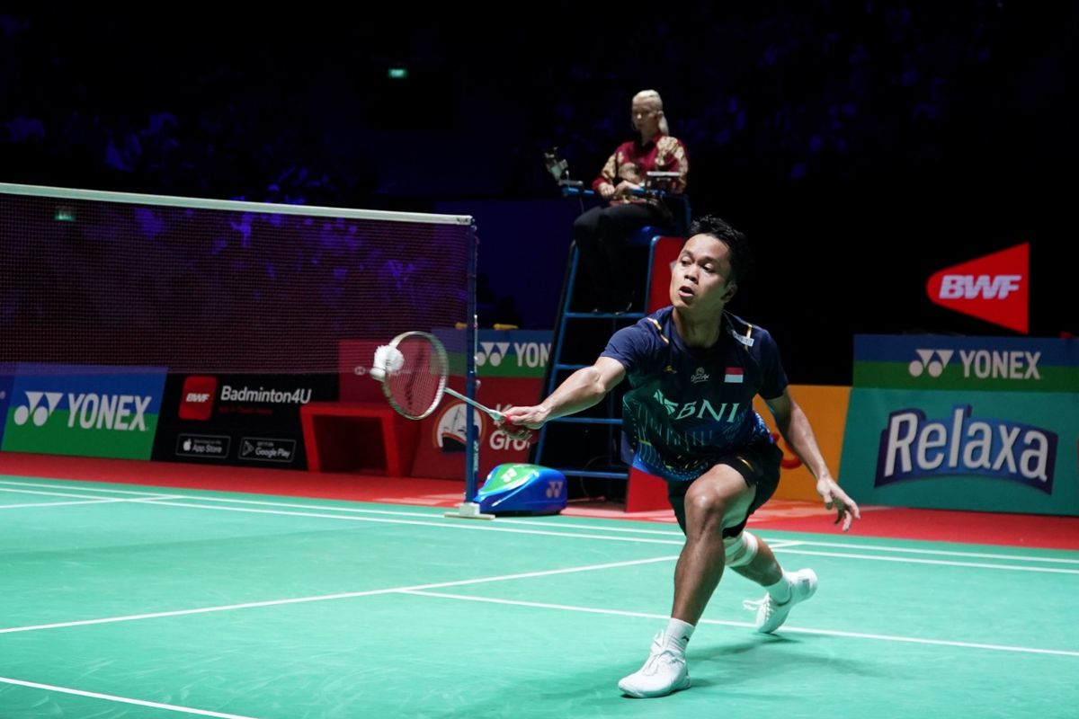 Pebulutangkis tunggal putra Indonesia, Anthony Sinisuka Ginting kala bermain dalam laga final Indonesia Open 2023 kontra wakil Denmark, Viktor Axelsen pada Minggu (18/6/2023) di Istora Senayan, Jakarta. Ginting harus puas menjadi runner up Indonesia Open 2023 setelah kalah dari Axelsen secara straight game dengan skor 14-21 dan 13-21.