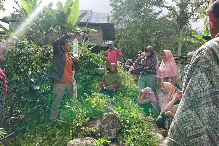 Petani Desa Tobalu, Sulawesi Selatan, dan Yayasan Gugah Nurani Indonesia meluncurkan program pendampingan Tobalu Coffee Project.