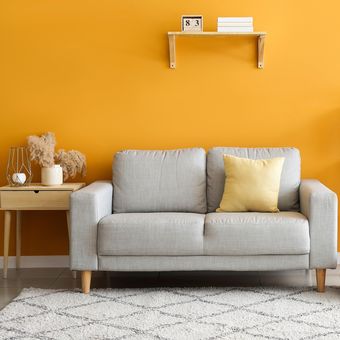 Ilustrasi ruang tamu dengan dinding warna oranye.