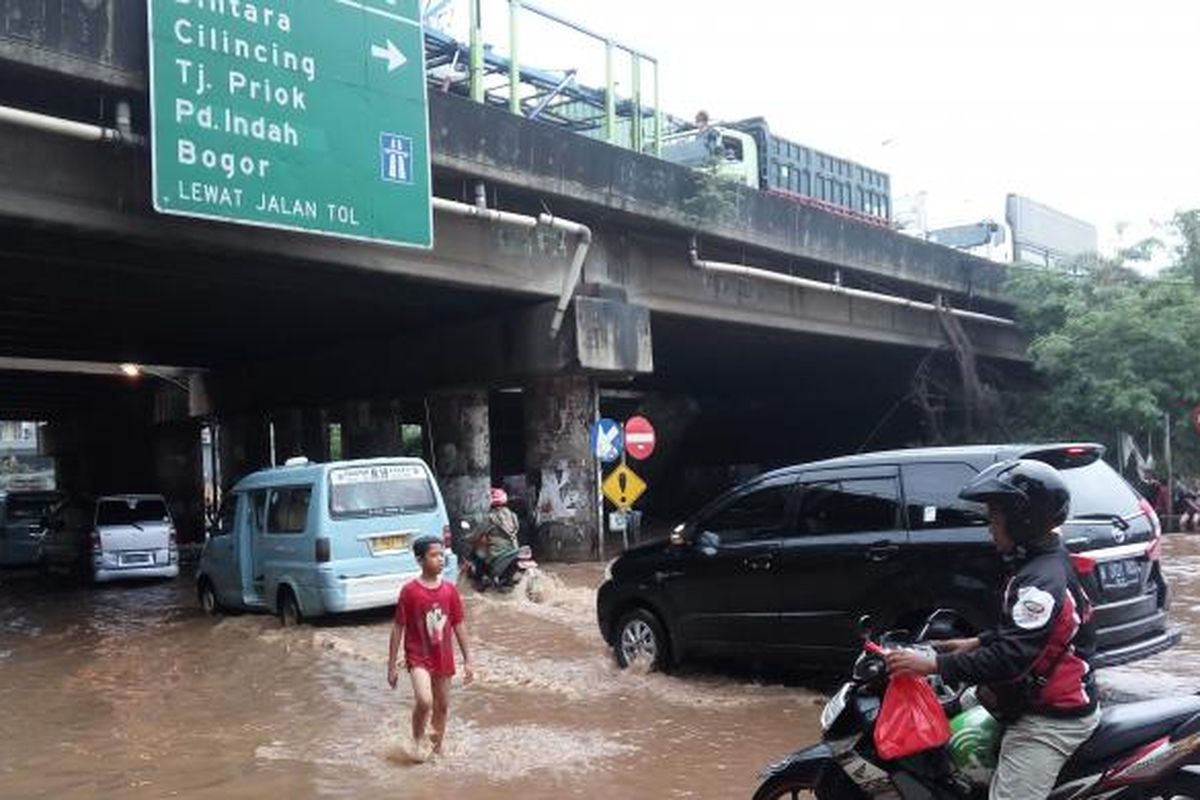 Kondisi banjir di kolong jembatan Tol JORR, Kalimalang pada Senin (20/2/2017).