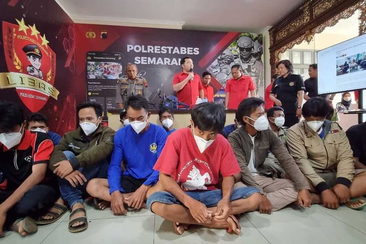 Belasan buruh penebangan ilegal di arew Waduk Jatibarang telah diamankan di Polrestabes Semarang, Kamis (12/1/2023).