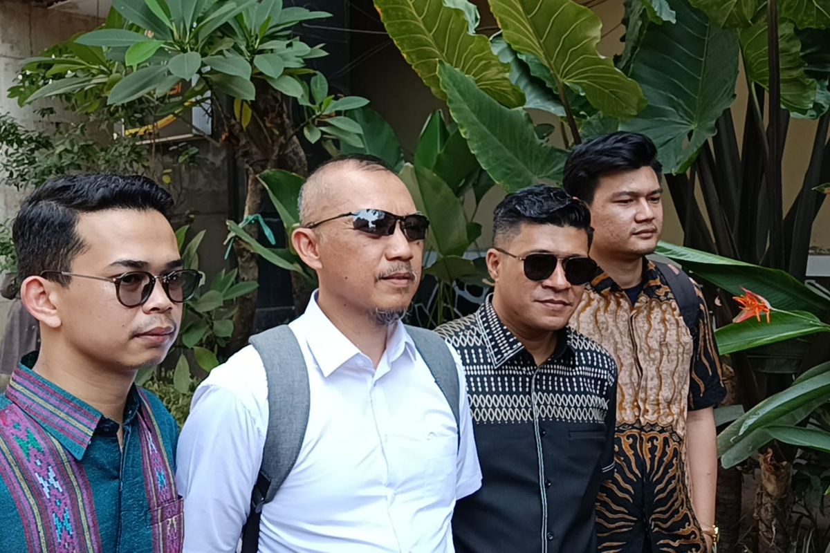 Ayah Sultan Rifat, Fatih (tengah) bersama dengan kuasa hukumnya Tegar Putuhena (kanan), di Mapolda Metro Jaya Kamis (24/8/2023).