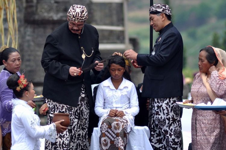 Prosesi pemotongan rambut pada rangkaian Dieng Culture Festival (DCF) tahun 2016 di Komplek Candi Arjuna, Dieng Kulon, Batur, Banjarnegara, Jawa Tengah.