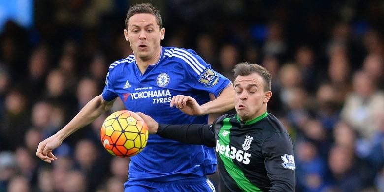 Pemain Chelsea, Nemanja Matic (kiri), berduel dengan gelandang Stoke City, Xherdan Shaqiri, pada laga lanjutan Premier League di Stadion Stamford Bridge, Sabtu (5/3/2016).