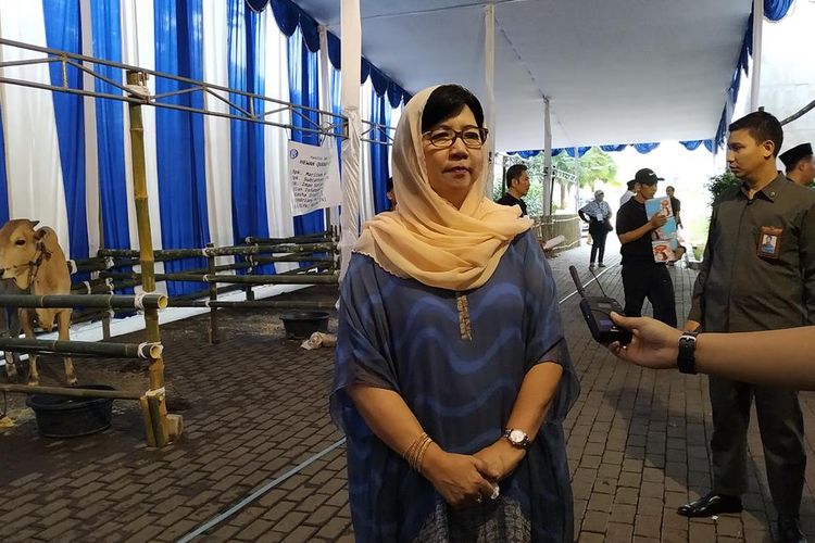 Deputi Gubernur Senior Bank Indonesia (BI) Destry Damayanti menyerahkan satu ekor sapi kurban kepada panitia penyembelihan di Kompleks Gedung BI, Jakarta, Minggu (11/8/2019).