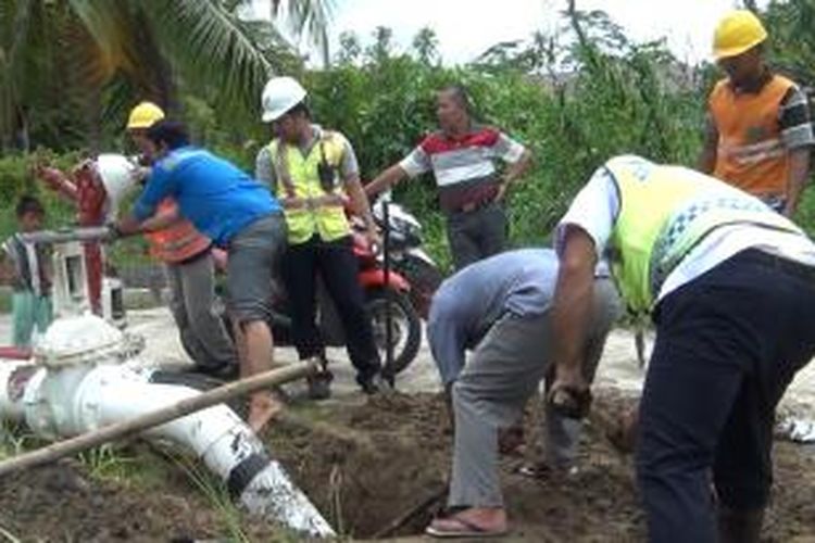 Pipa solar dari tangki kapal pengisian ke Pertamina Unit Pemasaran I Depot Gunungsitoli di Desa Simanaere, Kecamatan Gunungsitoli Idanoi, Kota Gunungsitoli, Sumatera Utara, bocor, Minggu (14/06/2015).  Akibatnya, ratusan liter solar siap pakai terbuang dan dikumpulkan warga sekitar.