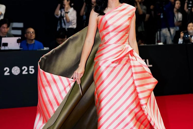 Dian Sastrowardoyo tampil memesona di BIFF 2025. Gaun stripes rancangan Sebastian Gunawan hingga reuni dengan Nicholas Saputra jadi sorotan.
