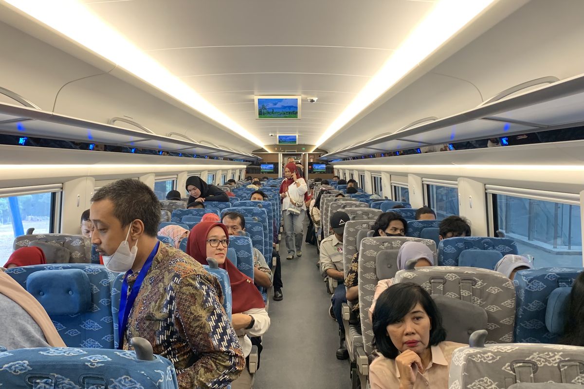 Kondisi di dalam kereta cepat Jakarta-Bandung (KCJB), Sabtu (16/9/2023). Masyarakat dari komunitas dan warga Halim yang terdampak pembangunan ikut menjajal uji coba opersional KCJB.