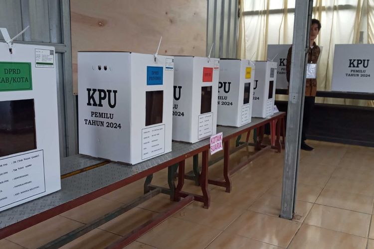 Kotak suara di Tempat Pemungutan Suara (TPS) di Kampak, Pangkalpinang, Kepulauan Bangka Belitung, Rabu (14/2/2024).