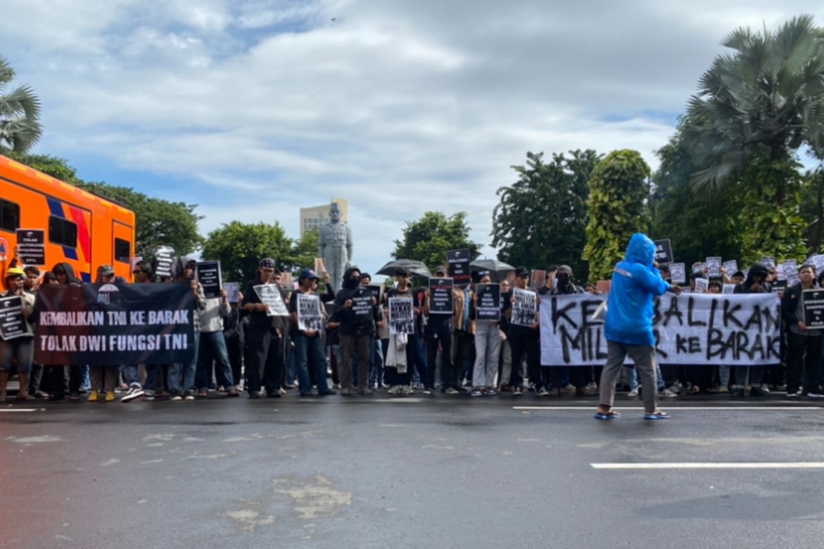 Massa aksi di depan Gedung Negara Grahadi, Kamis (20/3/2025).