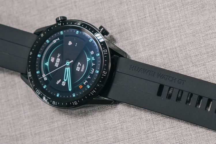 Huawei Watch GT 2 46mm Sport Edition memiliki tampilan serba hitam dengan strap karet quick release 22 mm yang dilabur warna hitam pula. Ada varian lain dengan strap berwarna jingga.