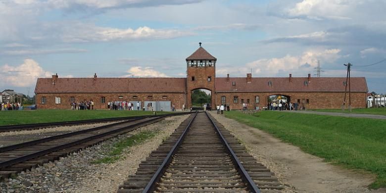 Bagian depan kamp konsentrasi Auschwitz, Polandia yang digunakan Nazi Jerman untuk memusnahkan bangsa Yahudi antara 1942-1944. Saat disidang di Nuerenberg, Komandan Kamp Auschwitz, Rudolf Hess mengatakan setidaknya tiga juta orang Yahudi tewas di kamp itu baik karena kelaparan atau dibunuh.