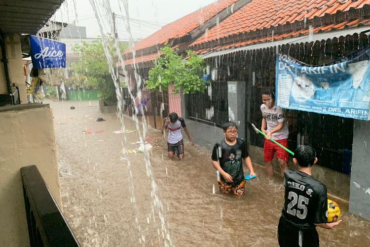 Banjir setinggi hingga 50 cm terjadi di Gang Ciremai, Kelurahan Jagakarsa, Jagakarsa, Jakarta, Kamis (13/8/2020) sore.