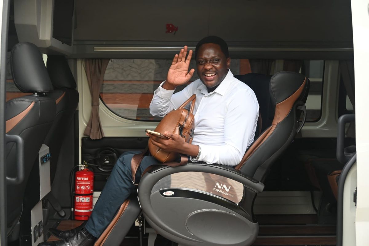 Salah satu delegasi Parlemen Tanzania, Elibarki Immanuel Kingu yang  mengikuti Election Visit Program (EVP) 2024 saat tiba di Bandara I Gusti Ngurah Rai, Senin petang (12/2/2024).