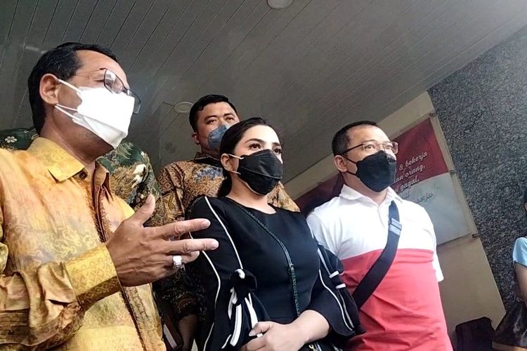 Penyanyi Ashanty (tengah) bersama suaminya, Anang Hermansyah (kanan), saat ditemui di Polda Metro Jaya, Jumat (4/2/2022). 