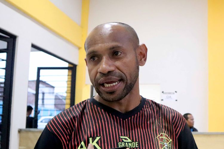 Mantan pemain Timnas Indonesia asal Papua yang kini menjadi pelatih Persewar Waropen, Elie Aiboy.