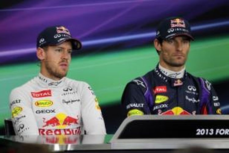 Pebalap Red Bull, Sebastian Vettel (kiri) dan Mark Webber memberikan keterangan pers usai sesi kualifikasi GP Jepang di Sirkuit Suzuka, Jepang, Sabtu (12/10/2013).