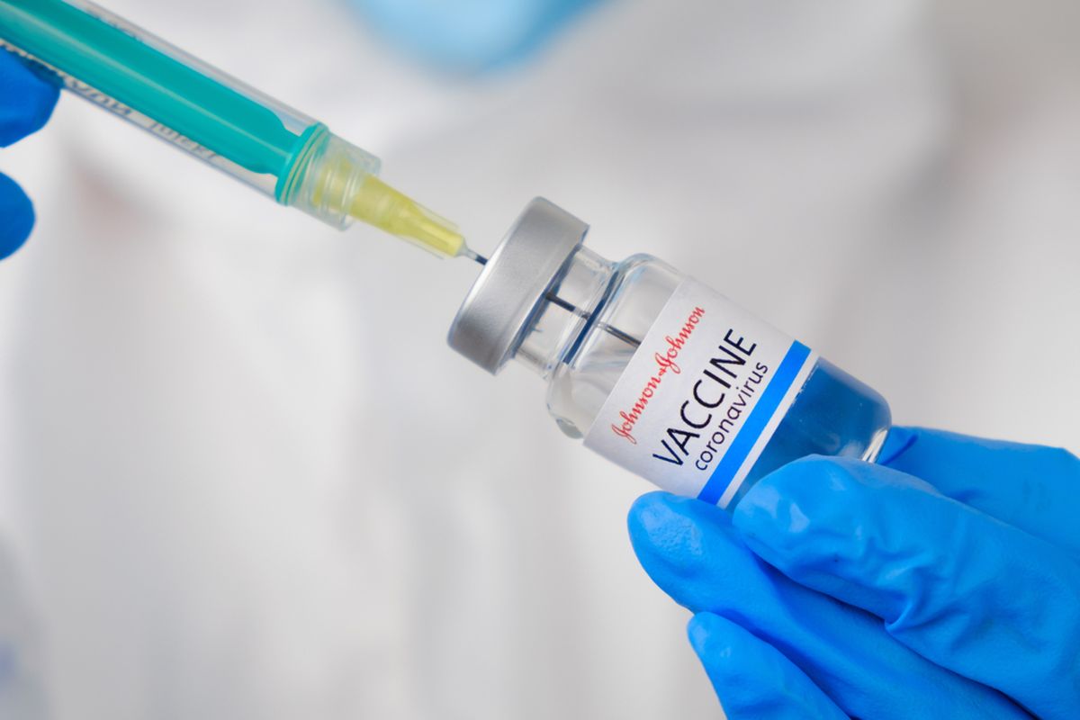 Ilustrasi vaksin Johnson & Johnson menunjukkan efikasi terhadap varian Delta. Vaksin dosis tunggal ini memberikan perlindungan yang bertahan lama dengan respons antibodi yang tidak berkurang.