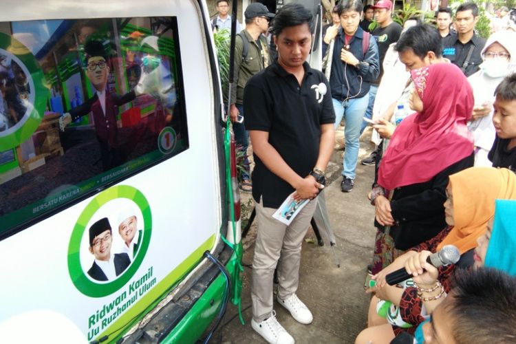 Sejumlah warga saat berinteraksi secara digital dengan Ridwan Kamil di mobil Avatar (Angkutan Virtual Tim Aspirasi Rindu) di Lapangan RW 05, Kelurahan Sukapura, Kecamatan Kiaracondong, Kota Bandung, Kamis (26/4/2018). 