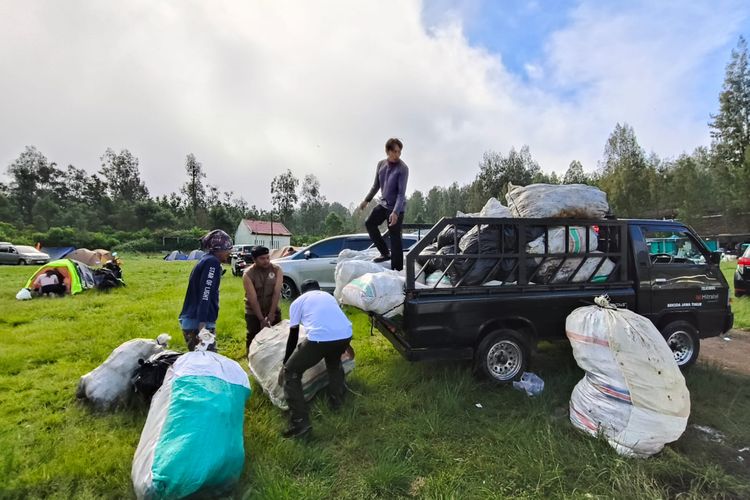 Aktivitas pembersihan lingkungan Ijen Rijig