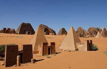 Ilustrasi reruntuhan kota Kushitic kuno Meroe, Sudan.