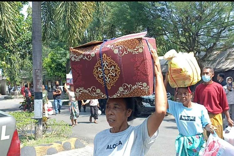 Suasana kepulangan Warga Dusun Ganjar, Desa Mareje dari tempat pengungsian di Mapolres Lombok Barat