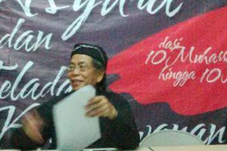 Ketua Dewan Syura Ikatan Jamaah Ahlulbait Indonesia (IJABI) Jalaluddin Rakhmat (tengah) saat memberikan keterangan persnya di Aula Muthahhari, Jalan Kampus II, Kelurahan Babakansari, Kecamatan Kiaracondong, Bandung, Jawa Barat, Kamis, (14/11/2013) malam.