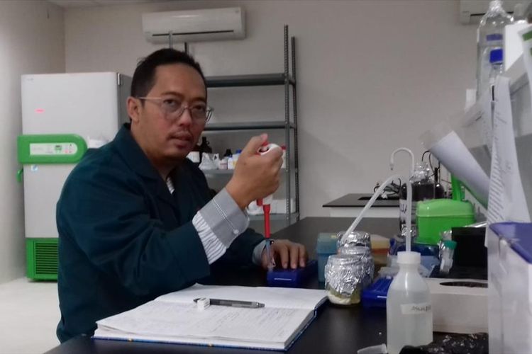 Pakar Herpetofauna dari Universitas Brawijaya (UB) Nia Kurniawan saat melakukan karakterisasi protein venom ular Trimeresurus di salah satu laboratorium di Universitas Brawijaya, Kota Malang, Rabu (31/7/2019)