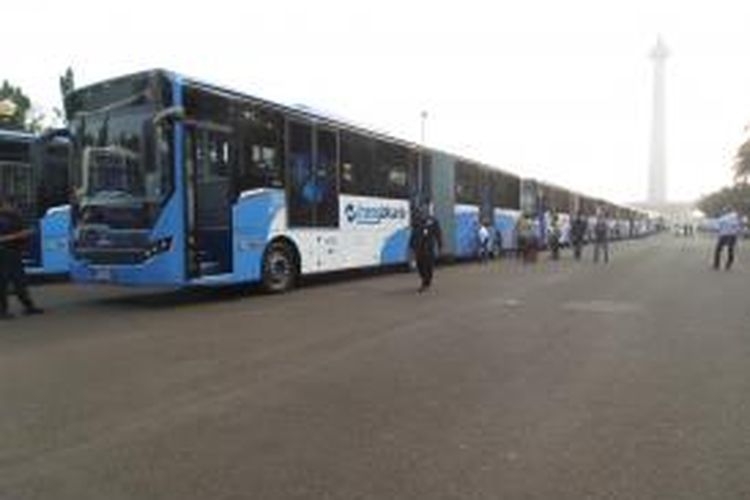 20 unit bus transjakarta gandeng merek Scania yang siap dilaunching di Lapangan Monas, Senin (22/6/2015)