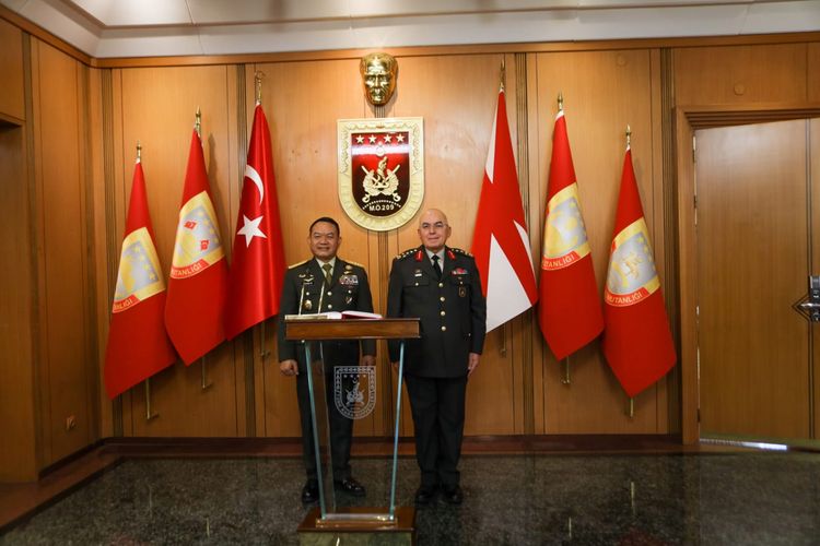 Kepala Staf Angkatan Darat (KSAD) Jenderal Dudung Abdurachman menemui KSAD Turki Jenderal Musa Avsever di Markas Besar Angkatan Darat Turki, Jumat, (23/9/2022).