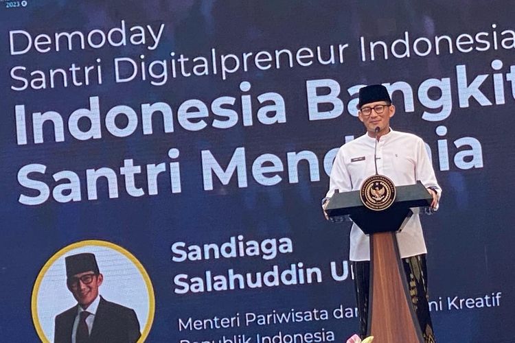 Menparekraf Sandiaga Salahuddin Uno dalam kegiatan Demoday Santri Digitalpreneur 2023 di Masjid Istiqlal, Jakarta (21/10/2023).

