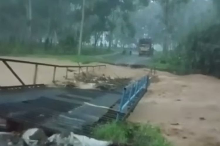 Jembatan yang putus akibat diterjang banjir 