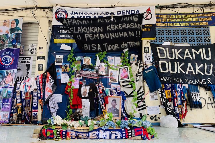 Ungkapan belasungkawa atas terjadinya Tragedi Kanjuruhan hingga bulan ketiga di Gate 13 Stadion Kanjuruhan Kepanjen, Kabupaten Malang, Minggu (1/1/2023) siang.