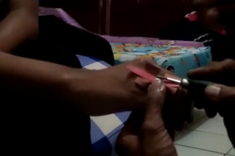 Petugas Damkar berusaha menggerinda cincin yang tidak bisa lepas dari jari manis korban, Senin malam (3/2/2020).