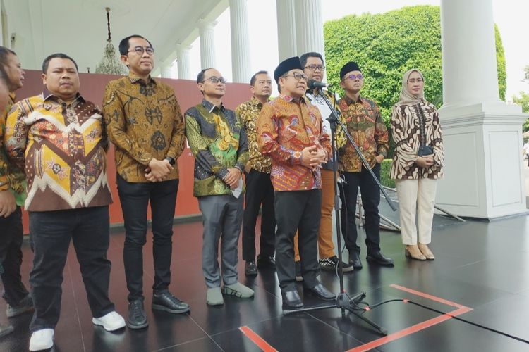 Ketua Umum Partai Kebangkitan Bangsa (PKB) Muhaimin Iskandar memberikan keterangan pers usai bertemu dengan Presiden Joko Widodo di Istana Kepresidenan pada Senin (31/10/2022) pagi.