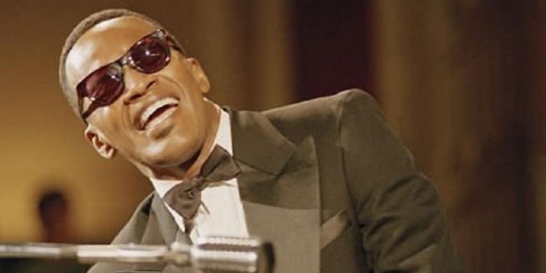 Aktor Jamie Foxx memerankan musisi dan vokalis Ray Charles dalam film Ray. Peran ini memberi Foxx, Academy Award untuk Aktor Terbaik pada tahun 2005.