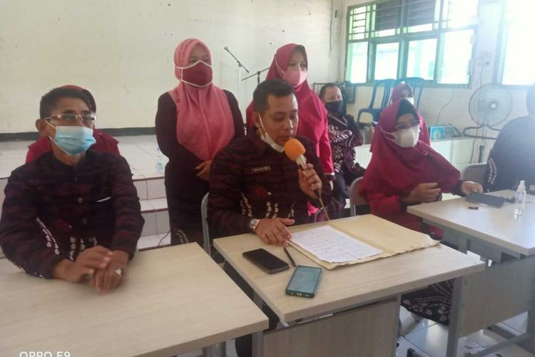 Kepala SMA Negeri 1 Bengkulu Tengah Eka Saputra mengklarifikasi bahwa pihaknya tak pernah memberhentikan siswi yang menghina Palestina di TikTok.