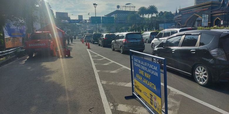 Situasi lalu lintas menuju Puncak, Bogor. Polres Bogor menerapkan sistem satu arah (one way) bagi kendaraan yang datang dari arah Jakarta, Rabu (4/5/2022).