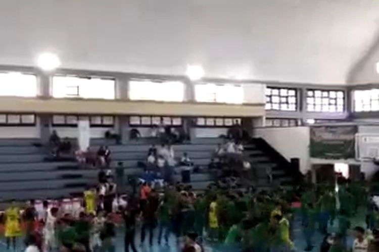 Kerusuhan antar tim Basket SMA yang bertanding di ajang Piala Wali Kota Surabaya di Gelora Pancasila, Senin (20/2/2023).