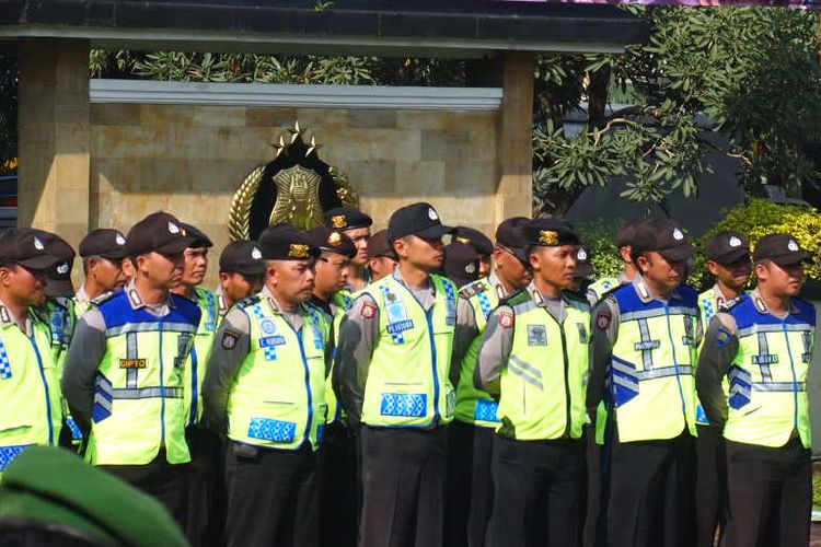 Apel gelar pasukan Operasi Simpatik Candi 2017 di halaman markas Polres Temanggung, Jawa Tengah, Rabu (1/3/2017).