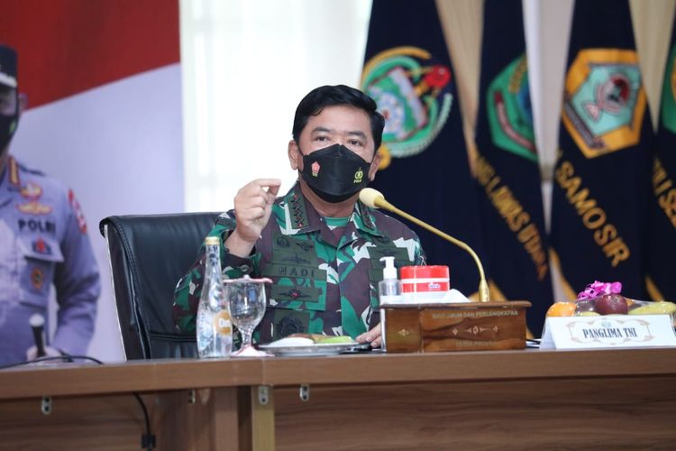 Panglima TNI Marsekal Hadi Tjahjanto saat memimpin rapat evaluasi penanganan Covid-19 di Medan, Sumatera Utara, Rabu (3/11/2021).