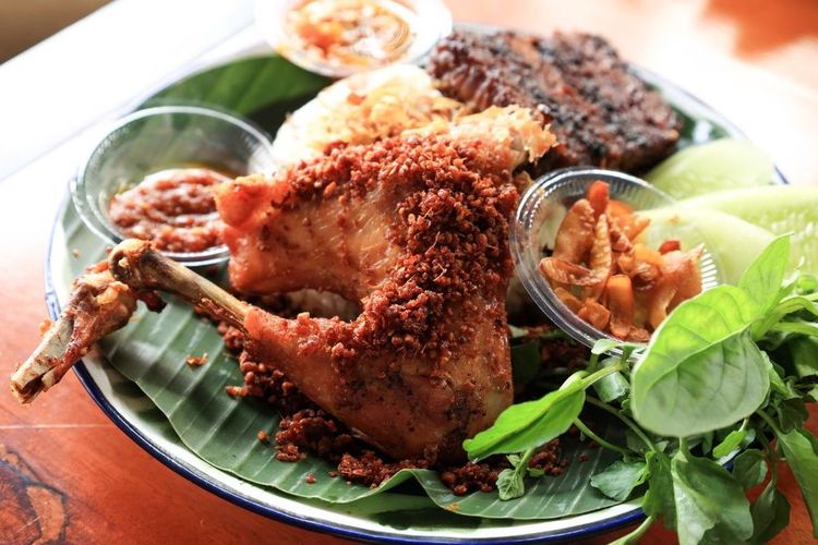 Ilustrasi ayam goreng tulang lunak, bisa dibuat tanpa presto, yaitu dengan metode ungkep dengan panci biasa.
