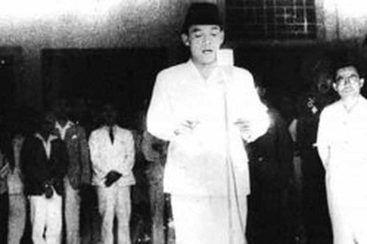 Ir Soekarno membacakan teks proklamasi kemerdekaan Indonesia pada 17 Agustus 1945. Teks Proklamasi Kemerdekaan selalu dibacakan setiap tahunnya, pada perayaan Hari Ulang Tahun (HUT) Kemerdekaan Republik Indonesia.